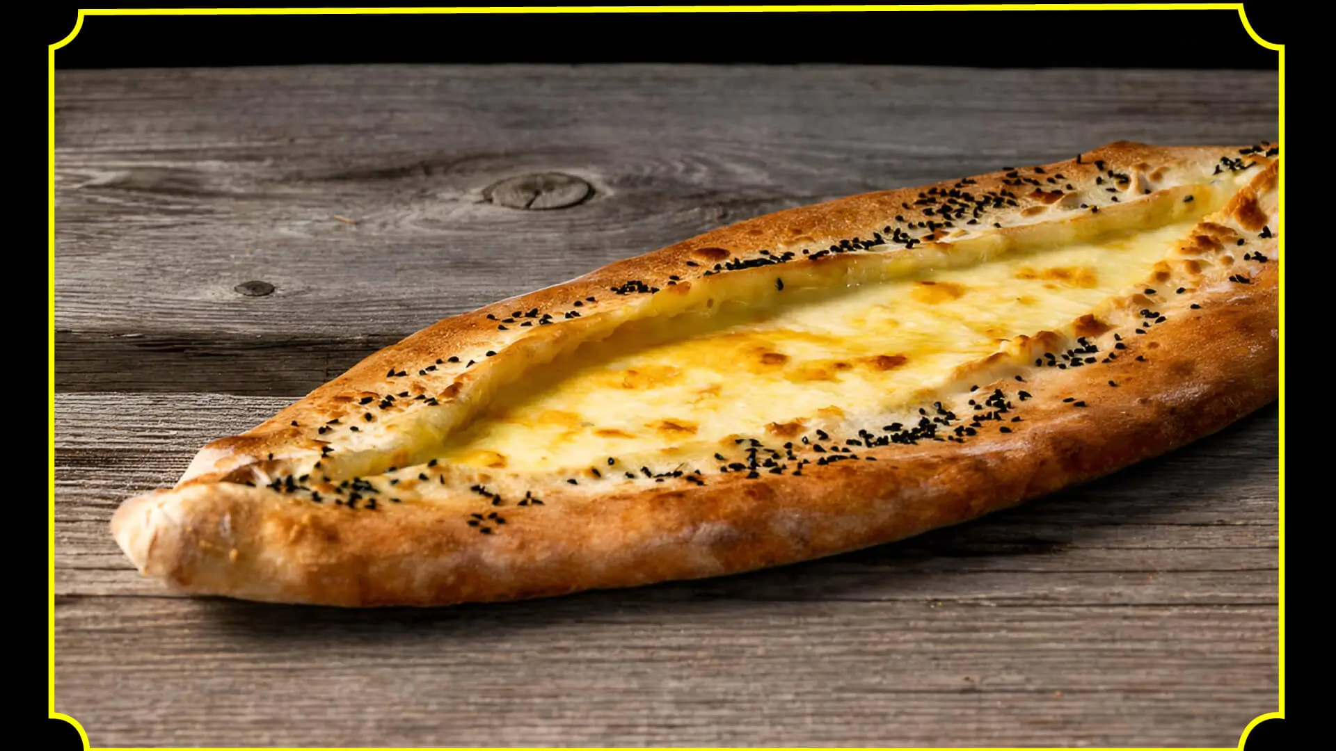 K&auml;se-Pide mit geschmolzenem K&auml;se