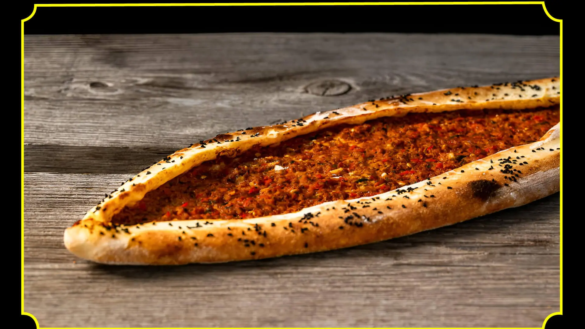 Lahmacun-Hackfleisch kombiniert mit geschmolzenem K�se