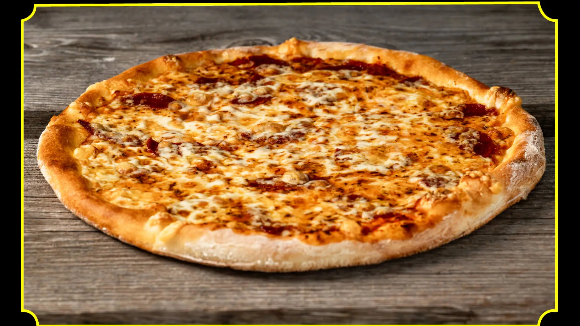 Frisch gebackene Pizza Margherita mit Tomatensauce und K&auml;se in Santa Pon�a auf Mallorca