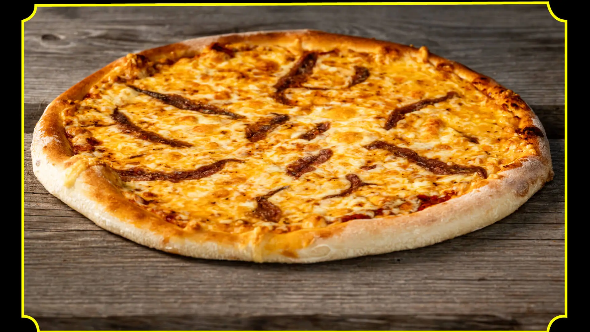 Pizza Thunfisch mit roten Zwiebeln und K&auml;se bei STAREN KEBAB auf Mallorca