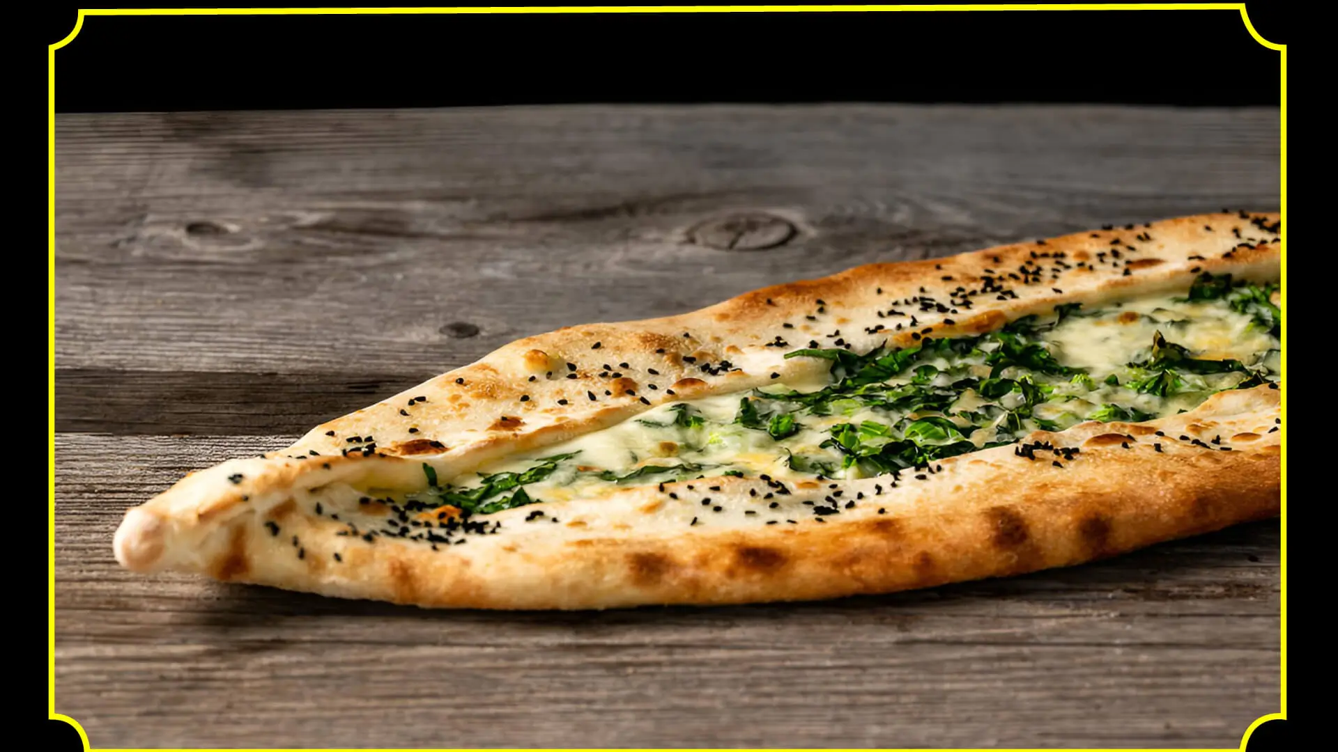 Spinat-K&auml;se-Ei-Pide mit frischem Ei
