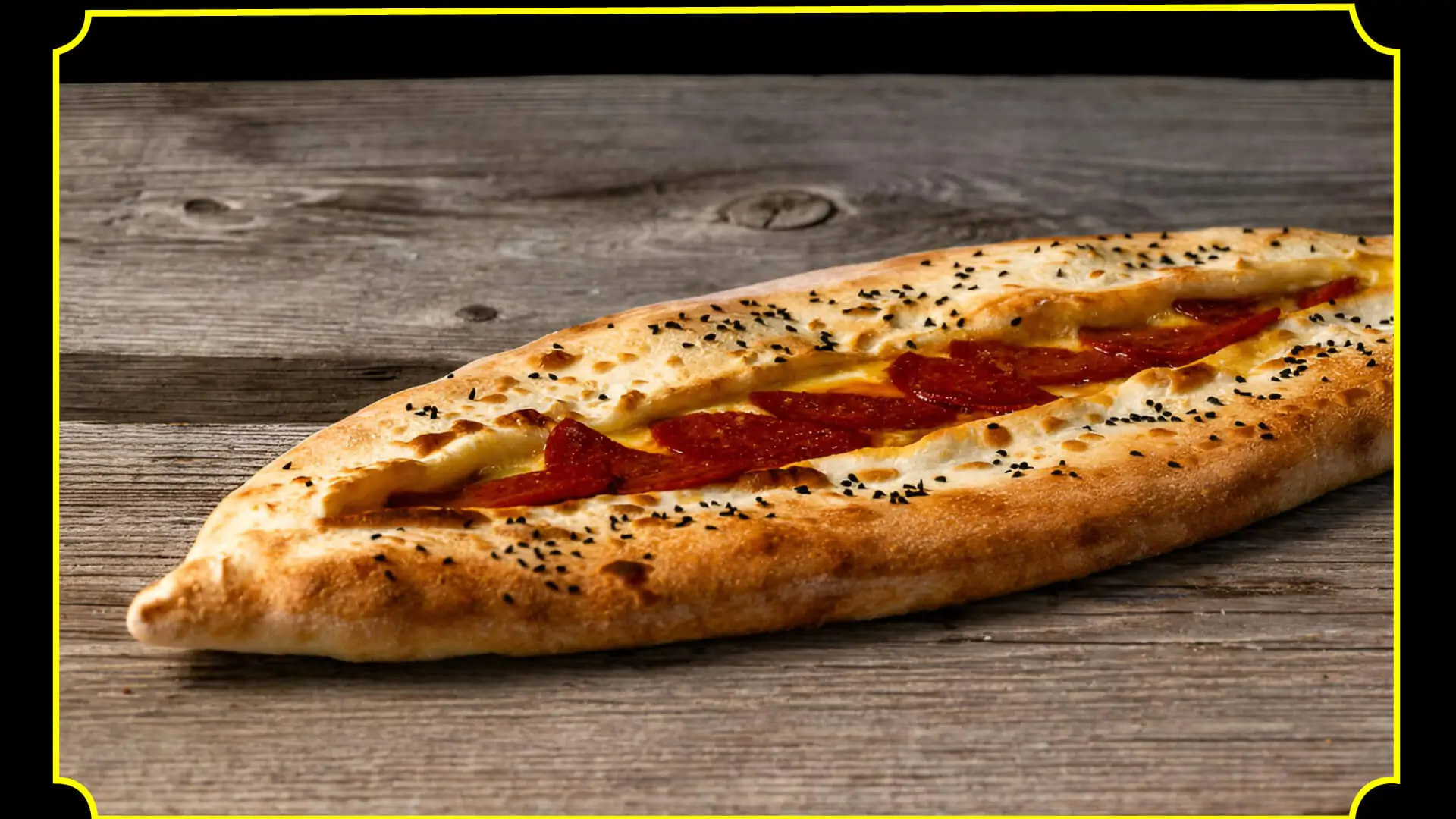 Sucuk-K�se-Pide mit t�rkischer Knoblauchwurst